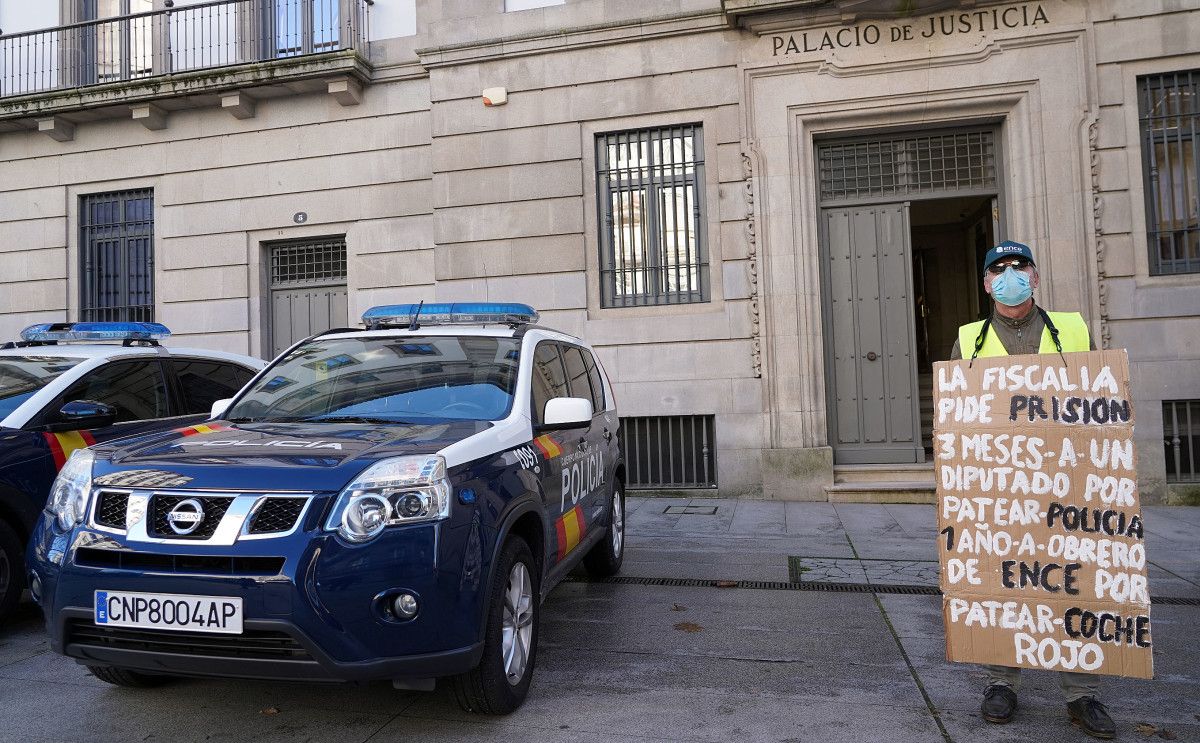 Protesta de José Manuel Godoy por la actuación de la Fiscalía contra un trabajador de Ence