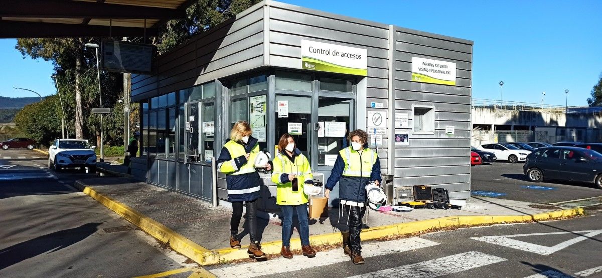 Juana Olmedo, Ana Cedeira y Amelia Pérez, de CCOO, en la entrada de la factoría de Ence en Lourizán