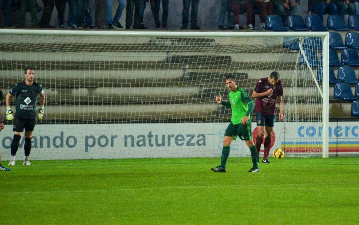 Charles, tras marcar el primer gol del partido entre Pontevedra y Celta del Trofeo Luis Otero