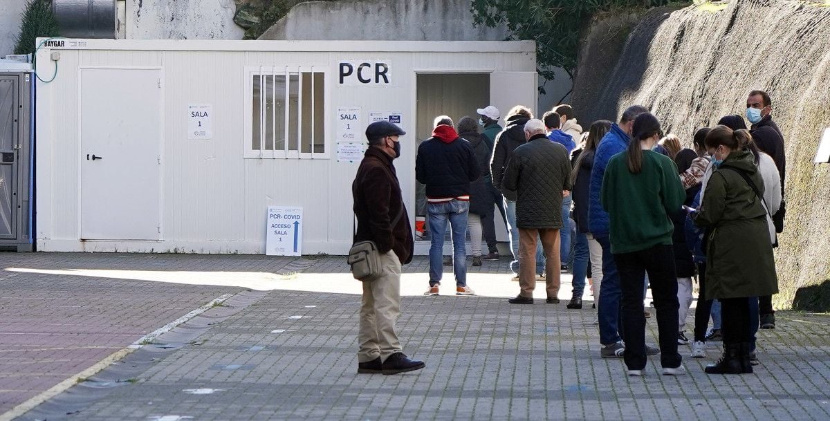 Un grupo de personas esperando para hacerse una PCR