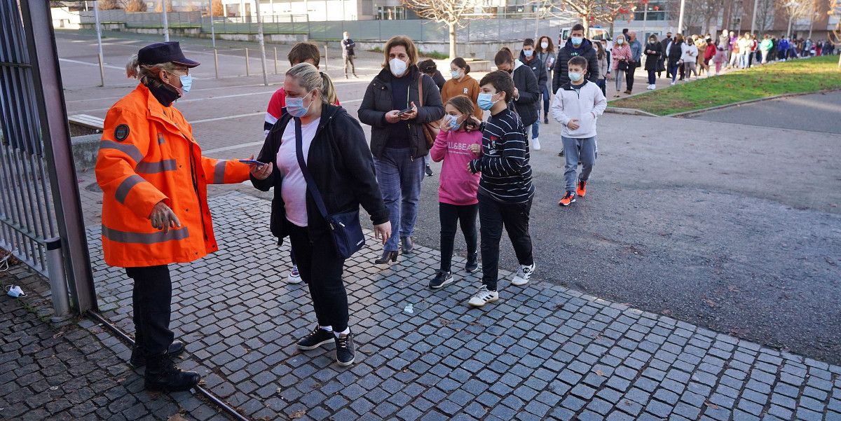 Cola para la vacunación de menores de 11 años