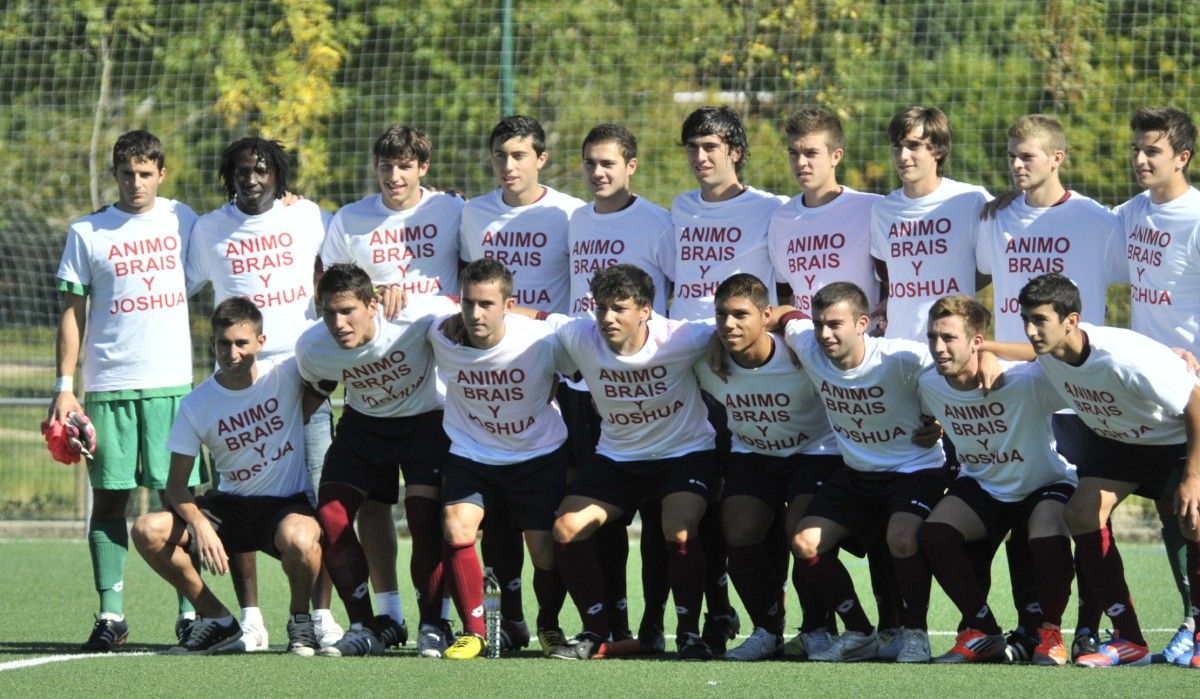 El Pontevedra juvenil salta al campo con camisetas de apoyo a dos compañeros lesionados