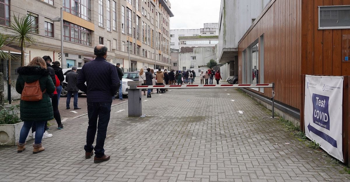 Largas colas en el Hospital Provincial para hacer una PCR