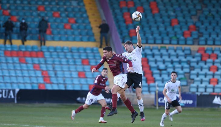 Partido entre Salamanca CF UDS y el Pontevedra en el Helmántico