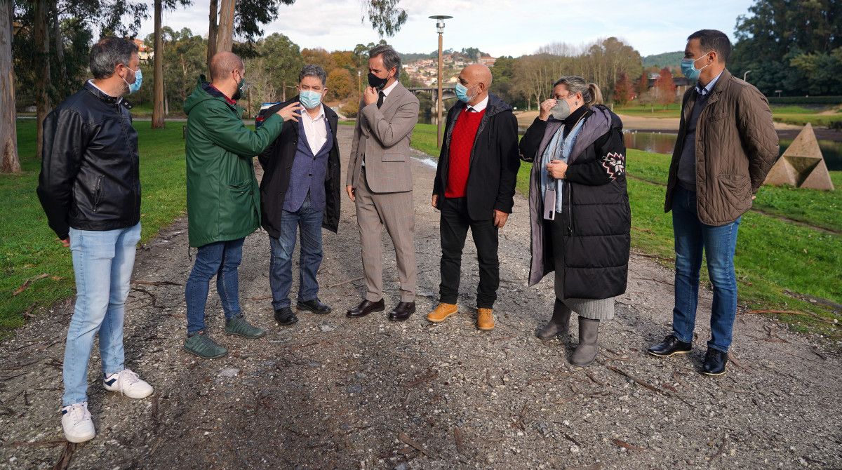 Visita de José Miñones, Miguel Anxo Fernández Lores, Tino Fernández, Iván Puentes, Yoya Blanco, Marcos Rey y Rafa Cotelo a la Illa do Covo