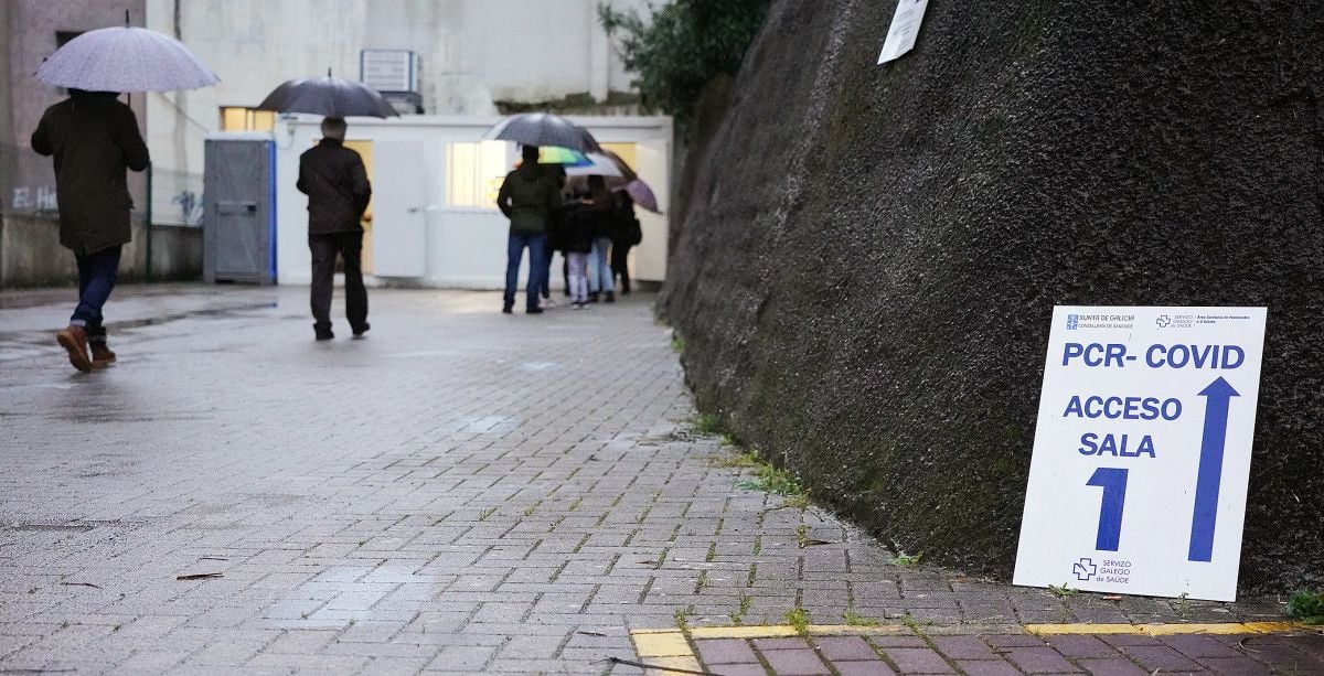 Personas acercándose al punto de pruebas PCR en el Hospital Provincial