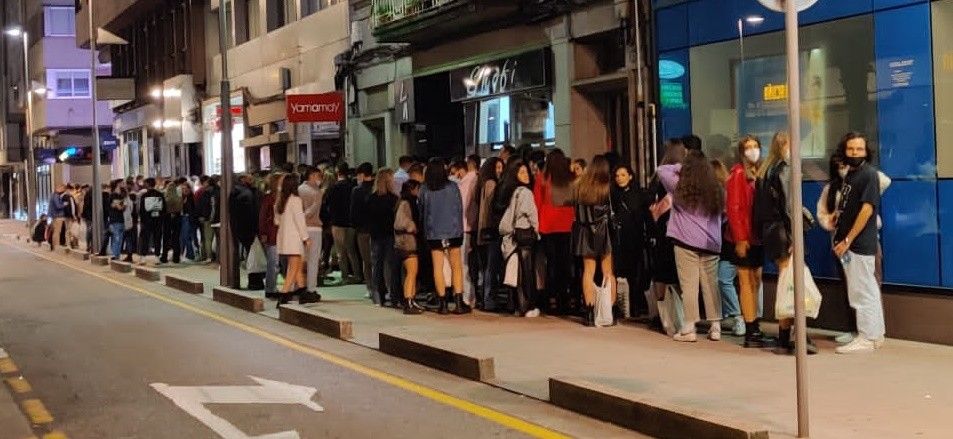 Gente esperando a la entrada en una discoteca