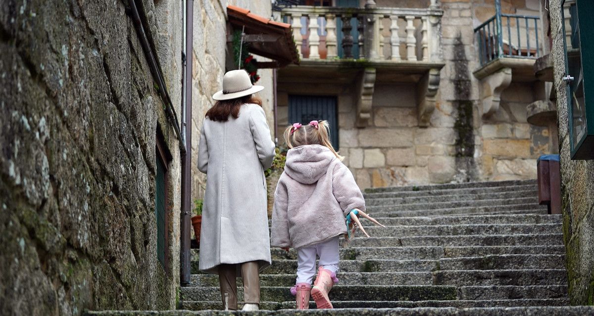 Una mujer y una niña en Combarro