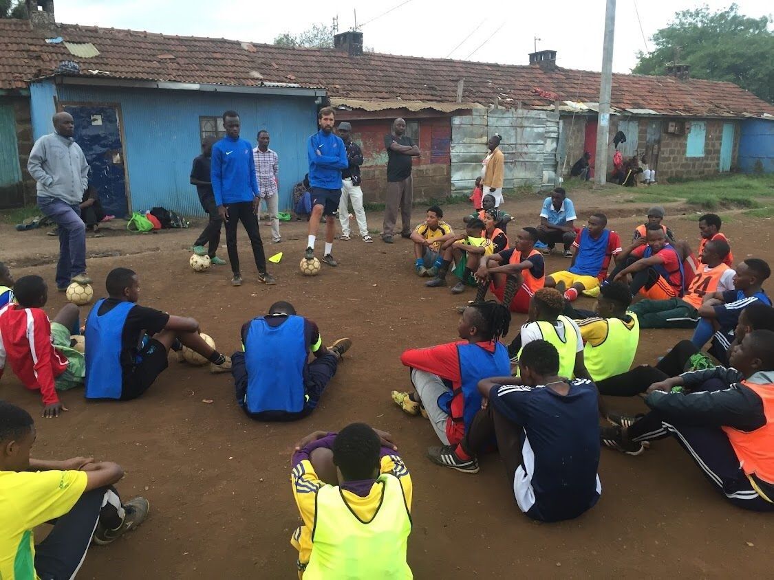 Adrián González, ex preparador físico del Pontevedra, entrenador en una academia de fútbol en Kenia