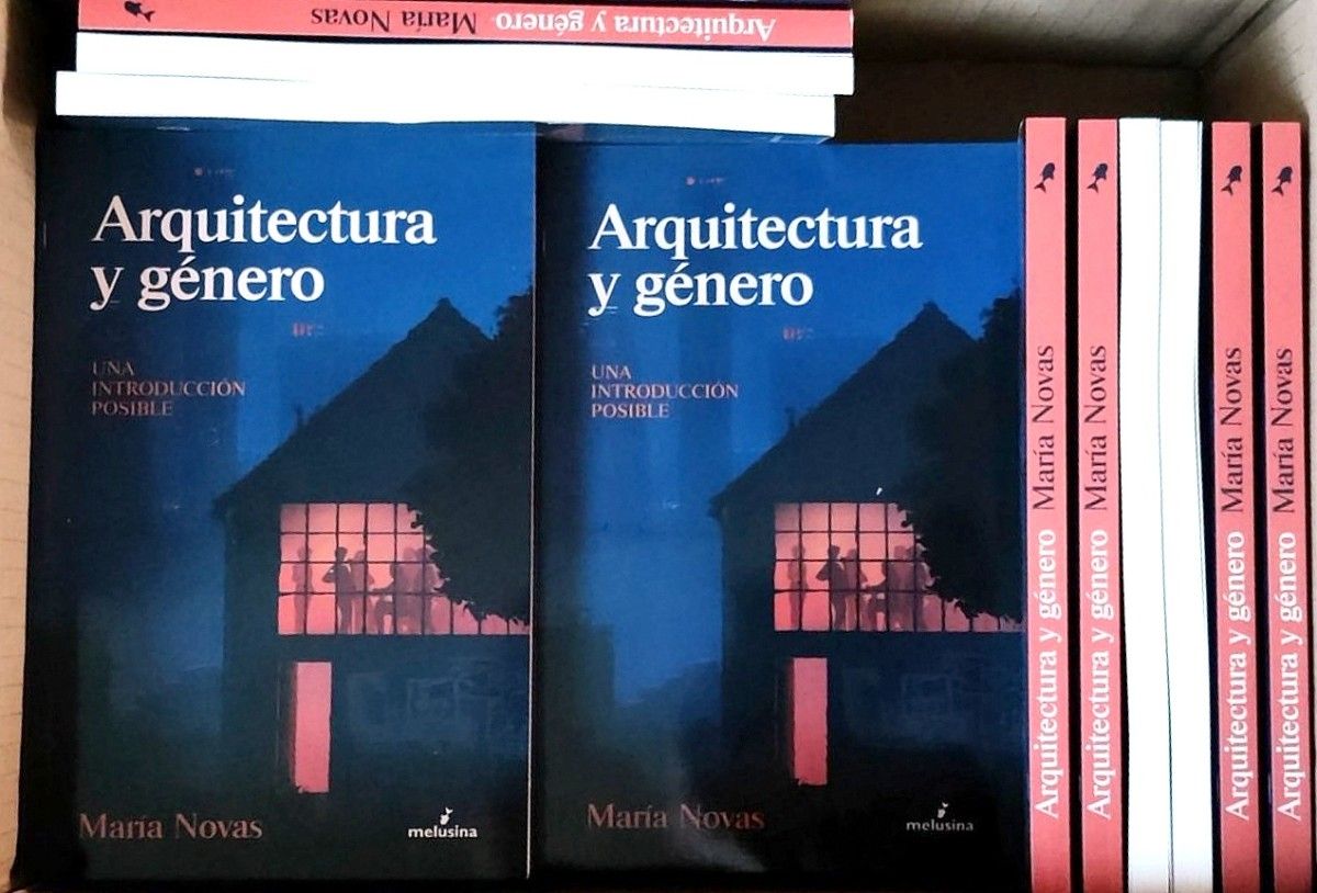 Ejemplares del libro 'Arquitectura y género', de María Novas