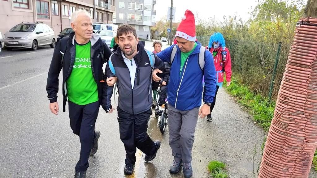 Sergio González, en la última etapa del Camino Portugués, ayudado por voluntarios del programa Rodando