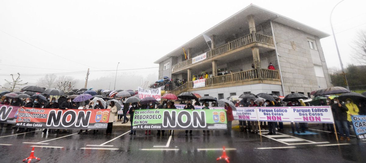 Protesta contra el parque eólico de Os Cotos en Carballedo