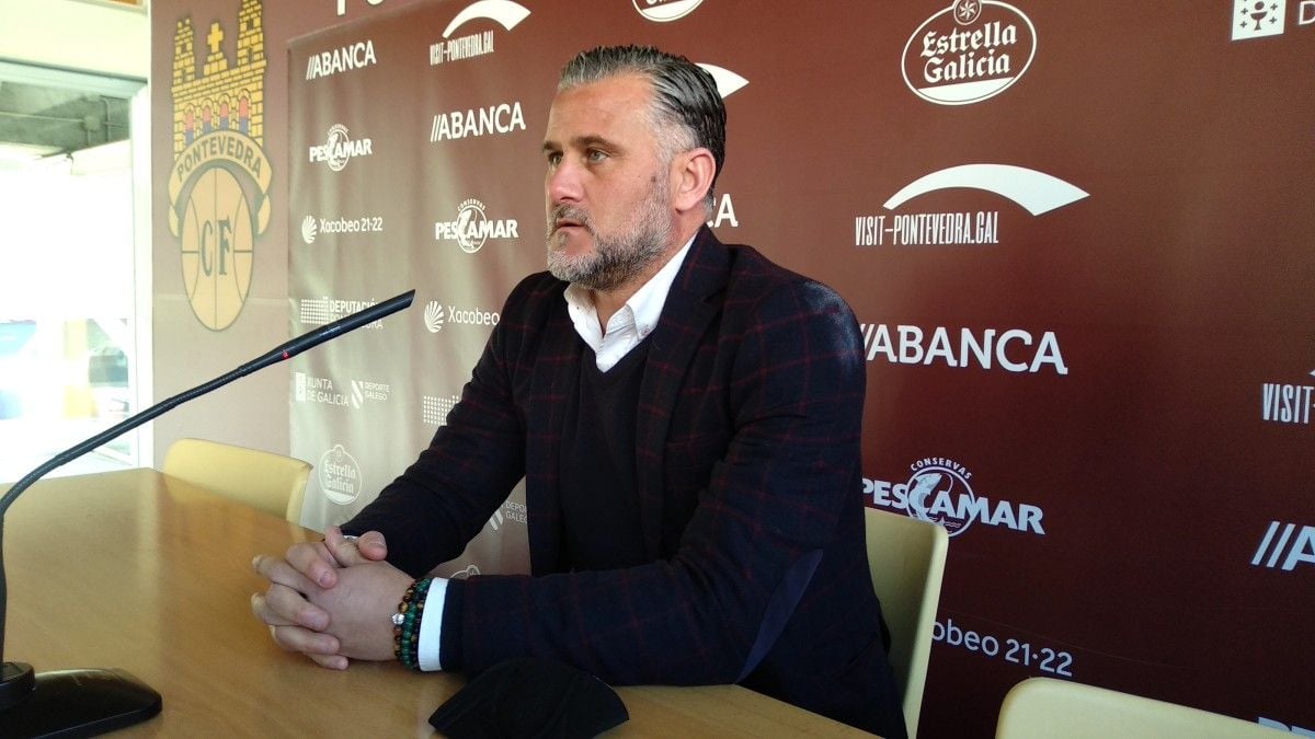 Rueda de prensa de Toni Otero en el Estadio Municipal de Pasarón