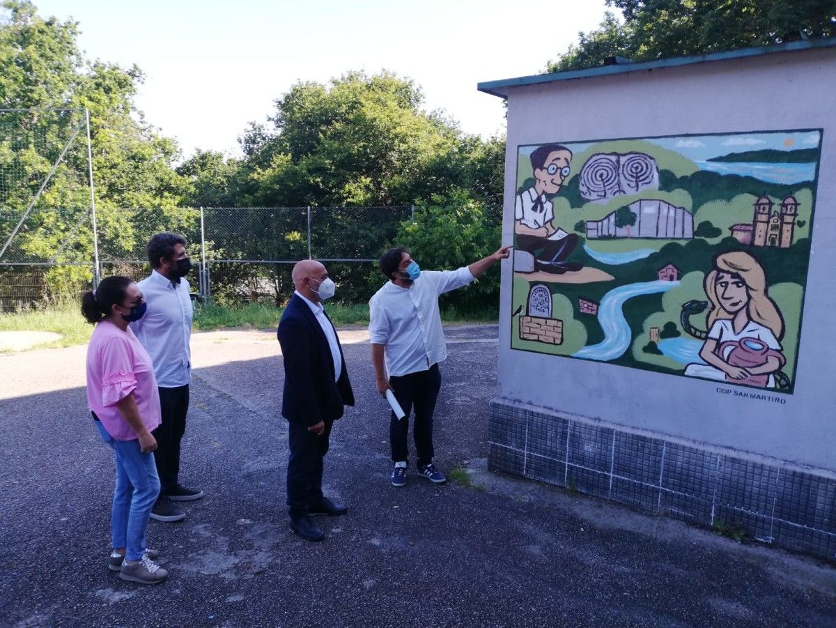 Tino Fernández, concelleiro de Educación, visita el mural del CEIP San Martiño