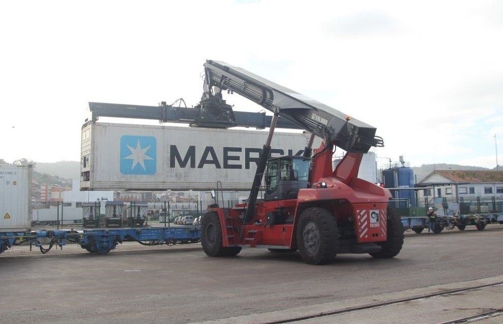 Movimiento de contenedores en el puerto de Marín