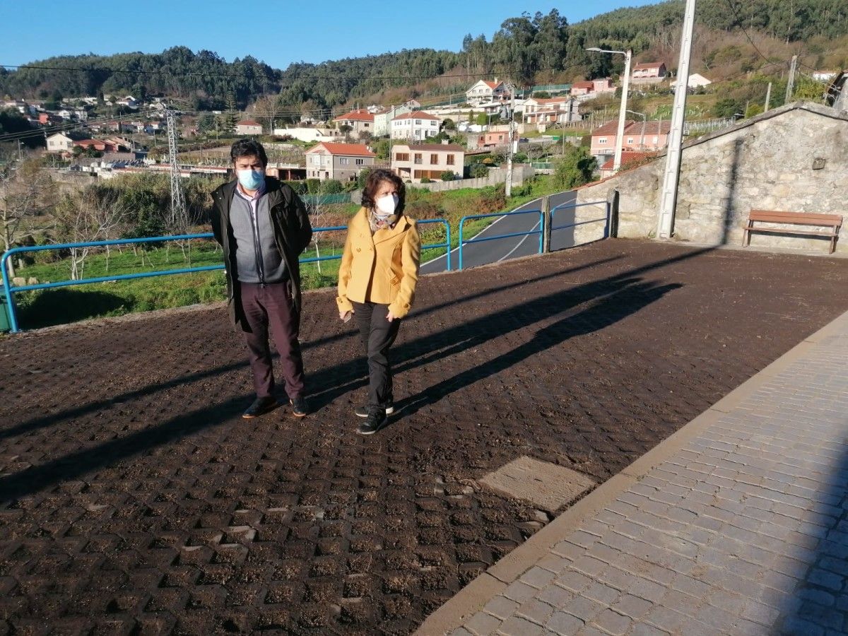 Chelo Besada y Gregorio Agís comprueban el remate de las obras en el iglesiario de Samieira