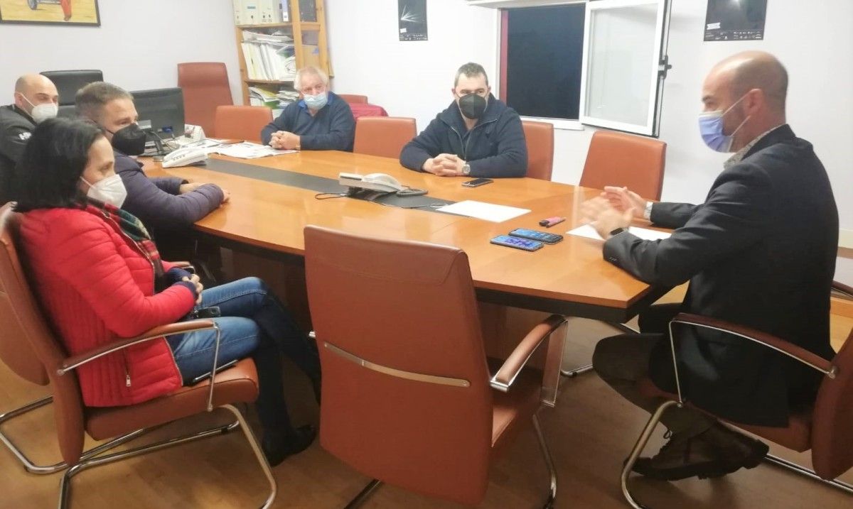 Reunión del alcalde con la agrupación de taxistas de Bueu