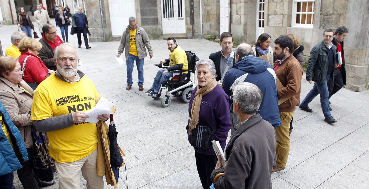 Miembros de la plataforma Non Crematorios Pontevedra Leste antes del pleno municipal