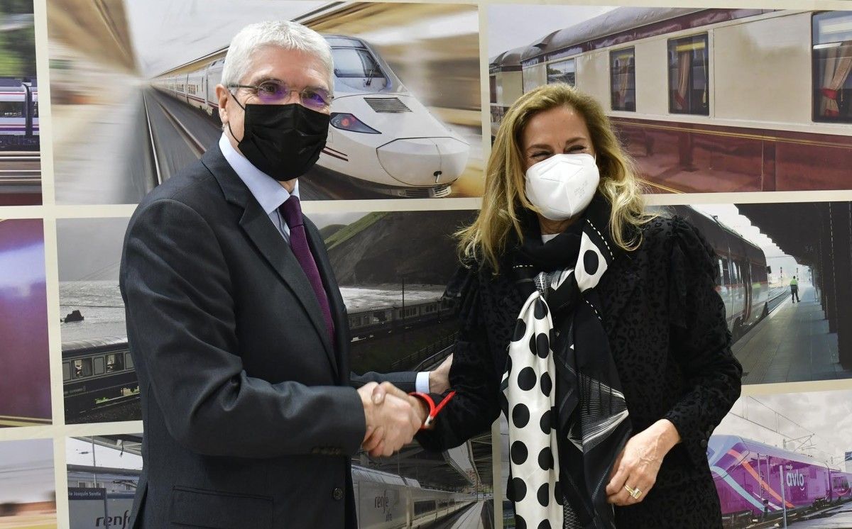 El presidente de Renfe, Isaías Táboas, y la presidenta de la Deputación de Pontevedra, Carmela Silva 