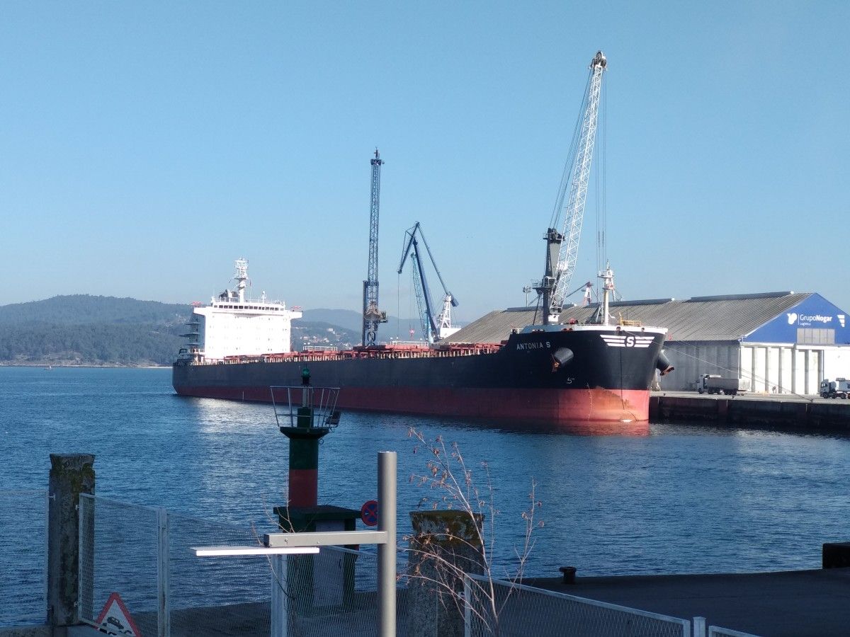 Barco mercante atracado en el Puerto de Marín