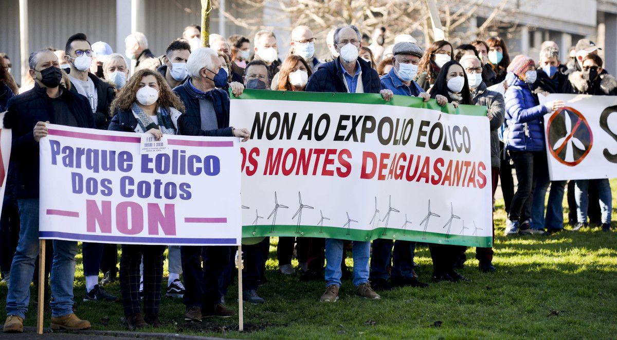 Concentración de la plataforma 'Así Eólicos Non' ante la sede de la Xunta en Pontevedra