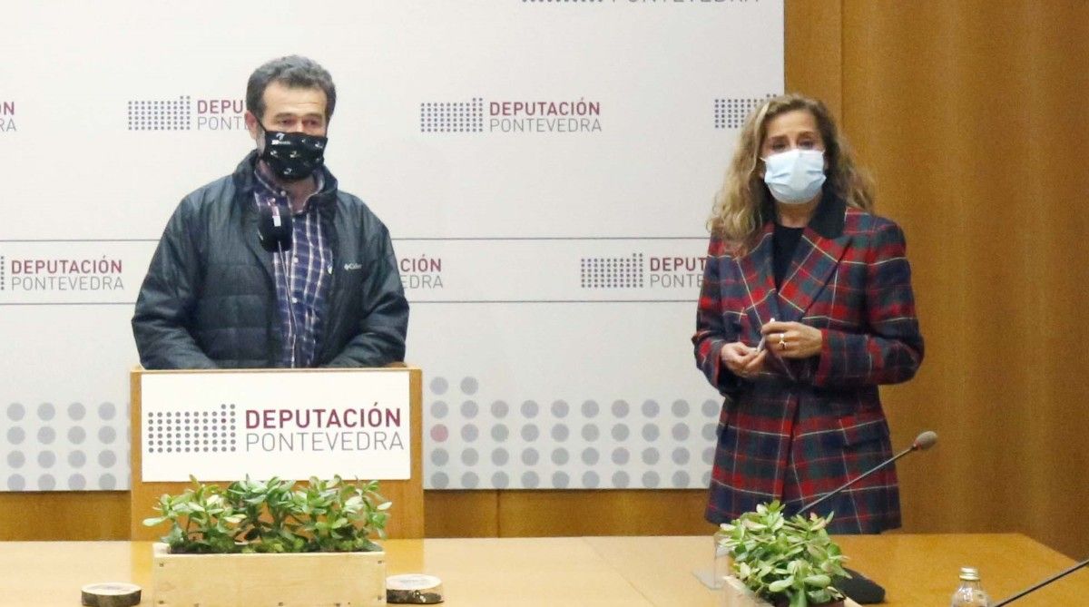 El coordinador de SEO BirdLife en Pontevedra, Gustavo Ferreiro, junto a la presidenta de la Deputación