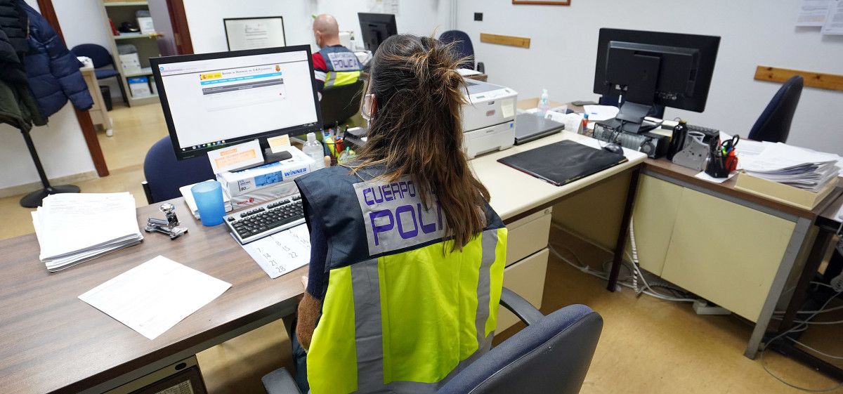 Agente de la Policía Nacional de la unidad Udef-Ciberdelincuencia de Pontevedra