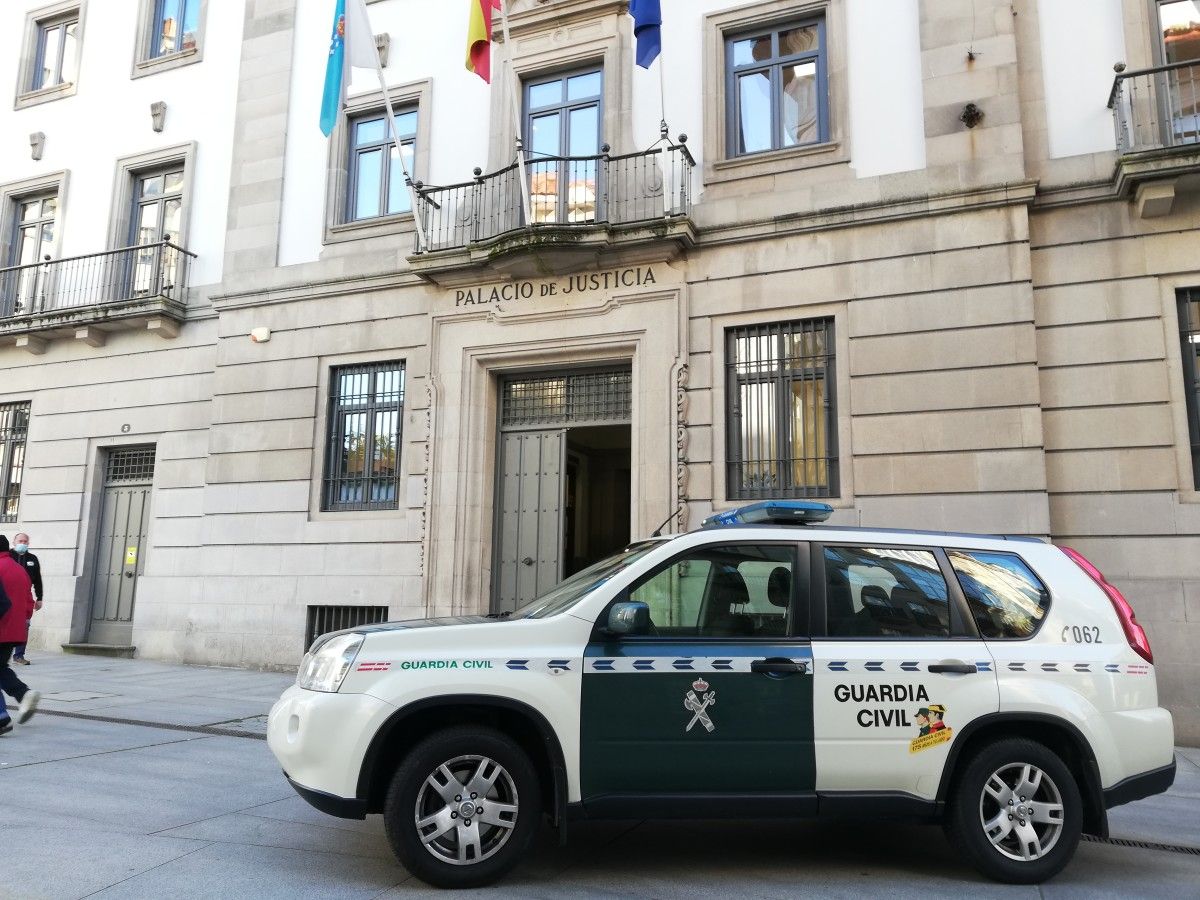 Vehículo de la Guardia Civil delante de la Audiencia Provincial