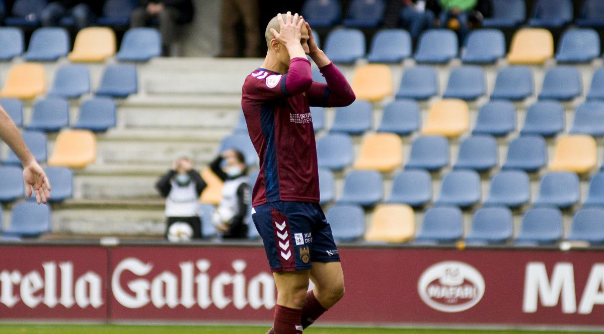 Rufo se lamenta de una oportunidad perdida en el partido entre Pontevedra y Bergantiños en Pasarón