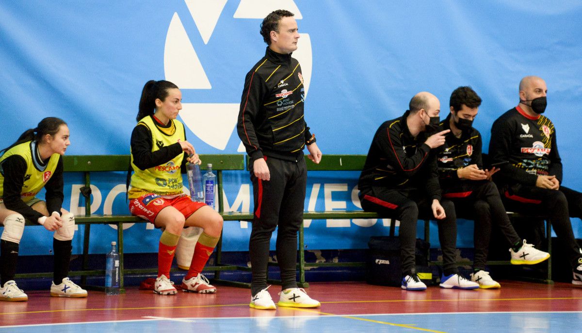 Lucía Paz (izquierda) en el partido entre Poio Pescamar y Marín Futsal en A Seca