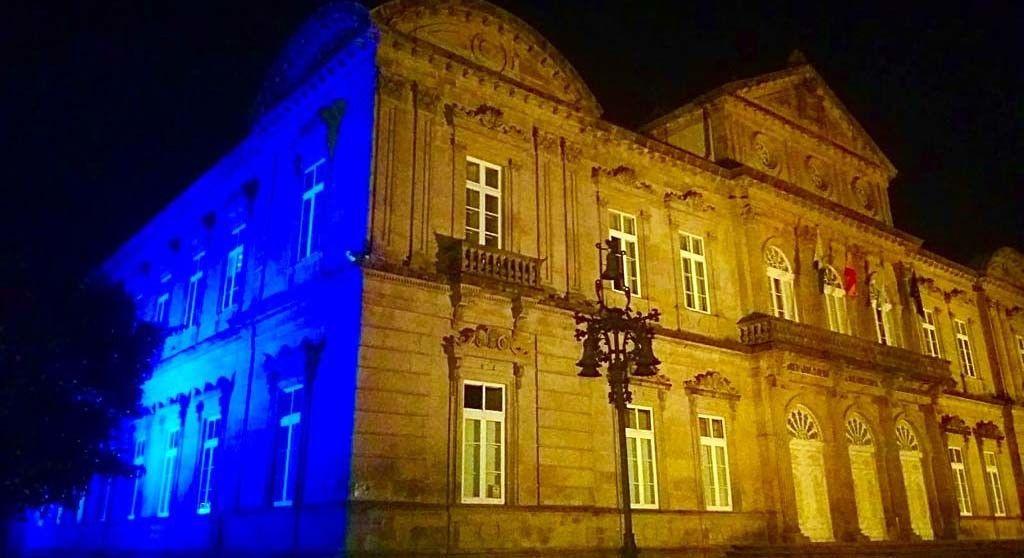 Pazo Provincial iluminado con los colores de la bandera de Ucrania