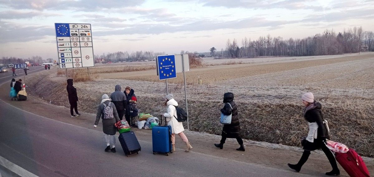 La población ucraniana cruza la frontera de Ucrania a Polonia