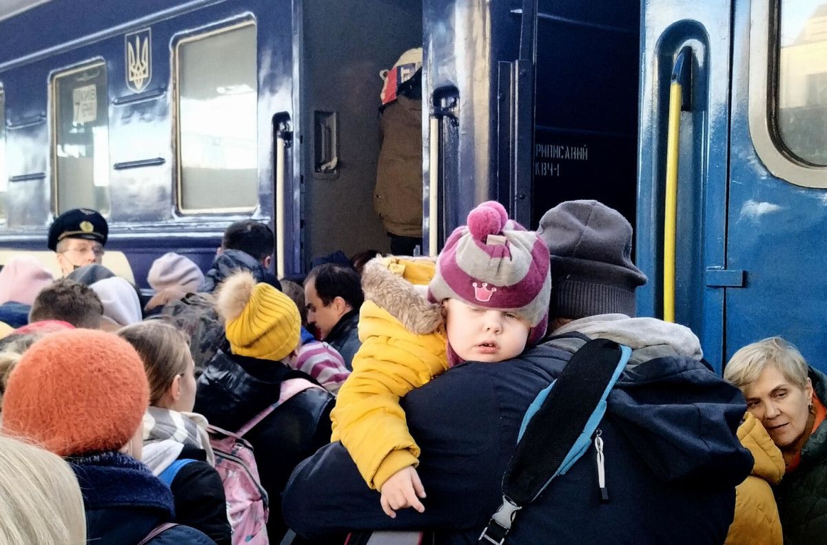 Un grupo de personas espera por el tren para salir de Ucrania