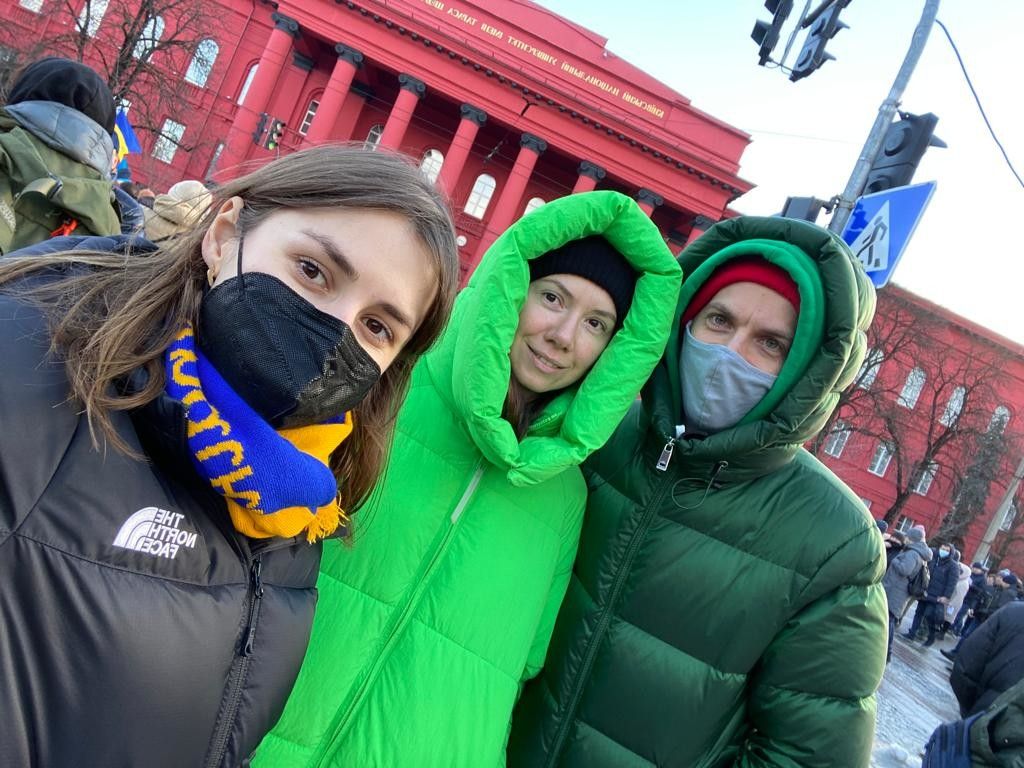 Yulia Diachenko (primera por la izquierda) en una marcha por la unidad de Ucrania