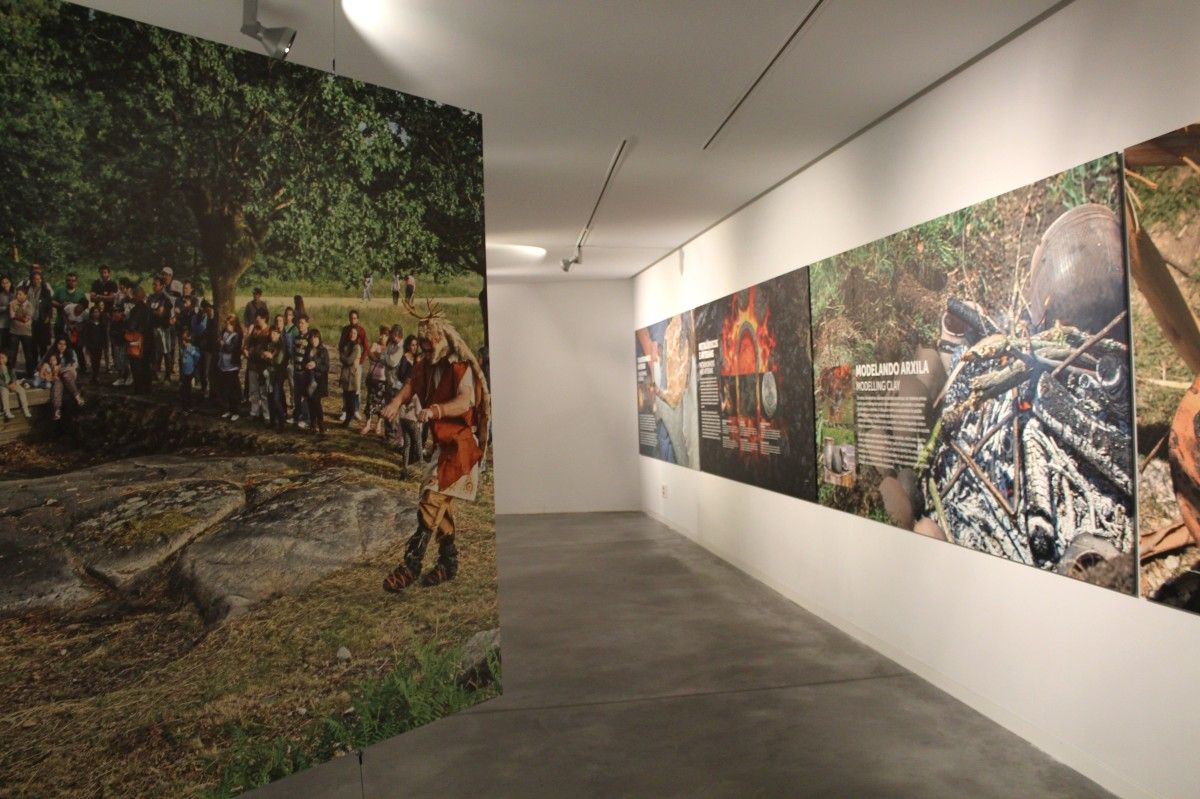 Exposición sobre la vida cotidiana en la Prehistoria en el Parque Arqueolóxico de Campo Lameiro