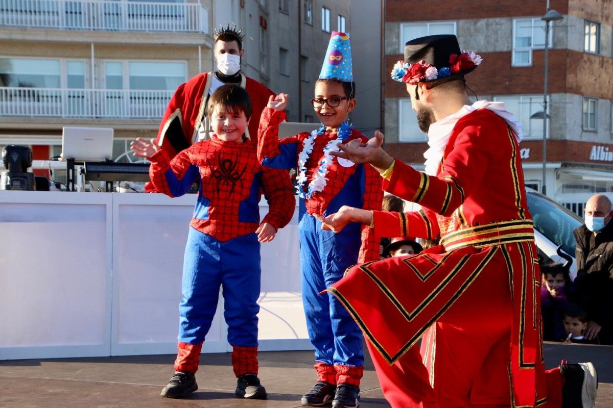 Fiesta de disfraces en la Praza dos Barcos de Sanxenxo