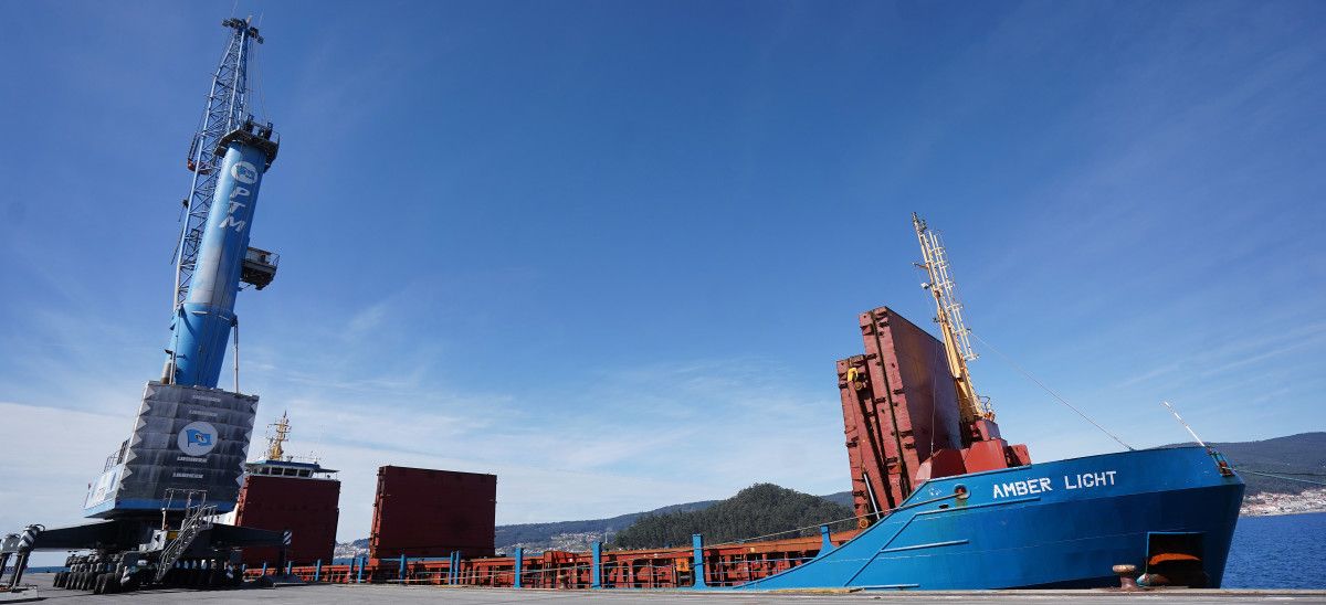 Buque Amber Light con 6 marineros de Ucrania a bordo atracados en el puerto de Marín 