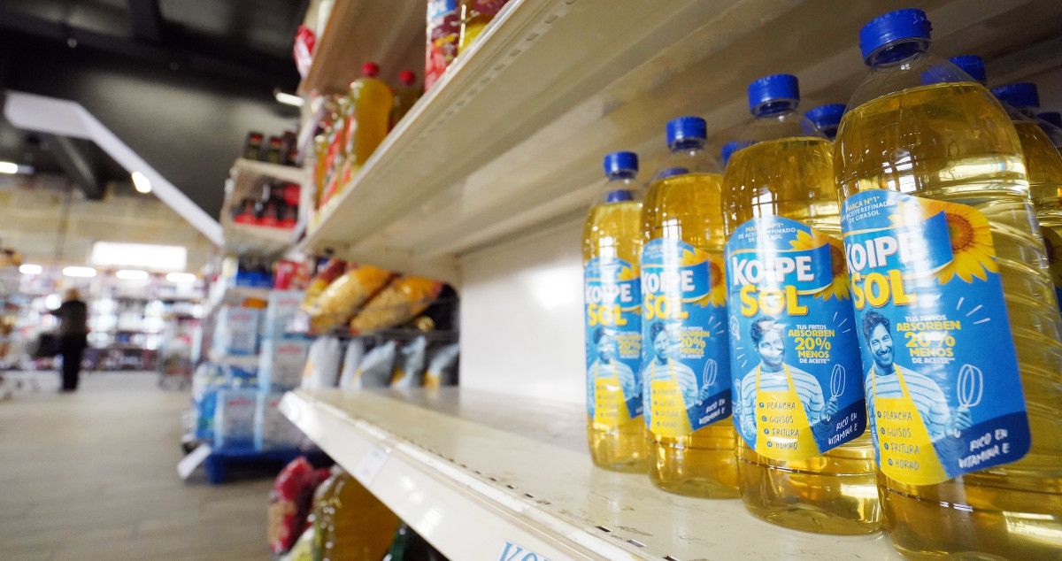 Estanterías de aceite de girasol casi vacías en un supermercado de Pontevedra