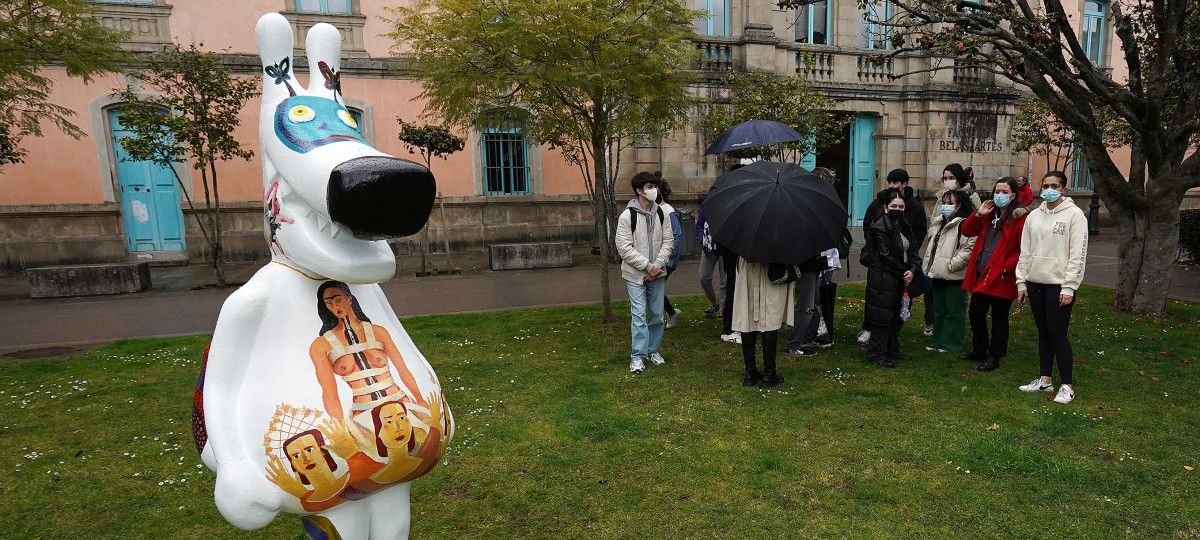 Alumnado del IES Frei Martín Sarmiento junto a su obra