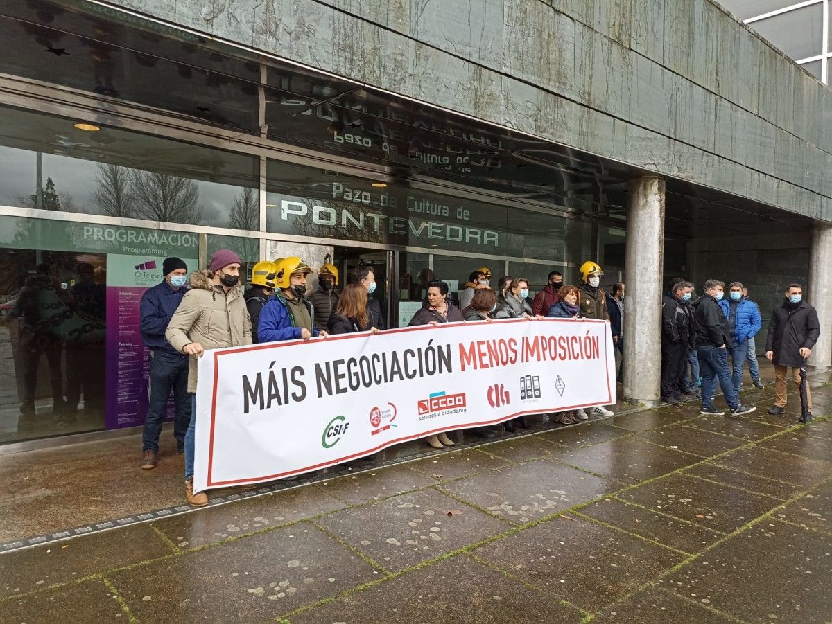 Protesta de los delegados de personal del Concello de Pontevedra antes de la mesa general de personal suspendida