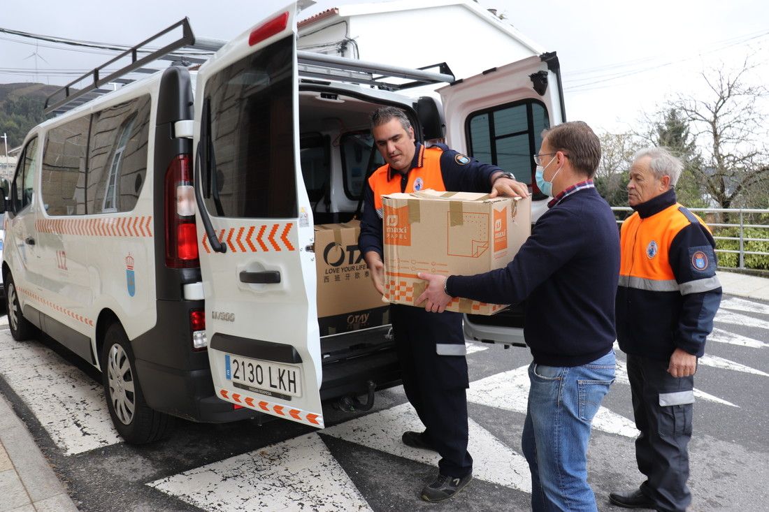 El teniente de alcalde de A Lama y miembros de la Agrupación de Voluntarios de Protección Civil Oitavén-Tea con el cargamento para Ucrania