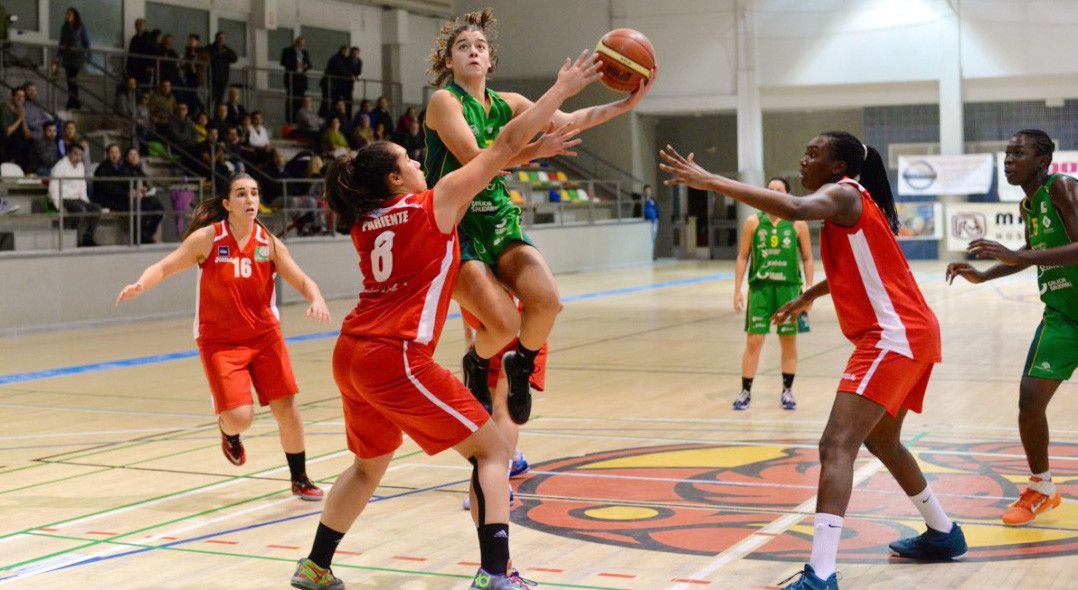 Acción de ataque de María González Centeno en el partido entre Arxil y Universidad de Valladolid