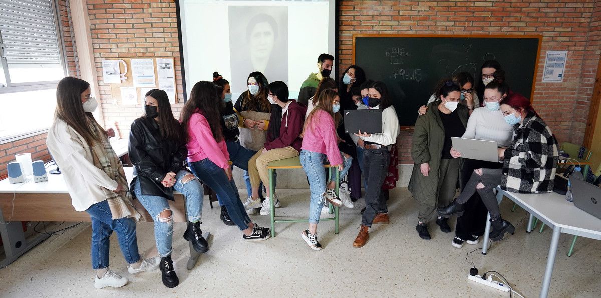 Alumnado del ciclo de Promoción de la Igualdad de Género, con la foto de Josefa Fariña al fondo