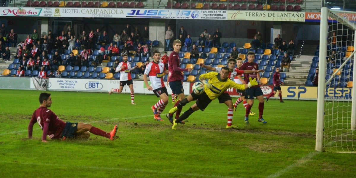 Jorge consigue con este remate el gol de la victoria del Pontevedra sobre el Arosa en Pasarón