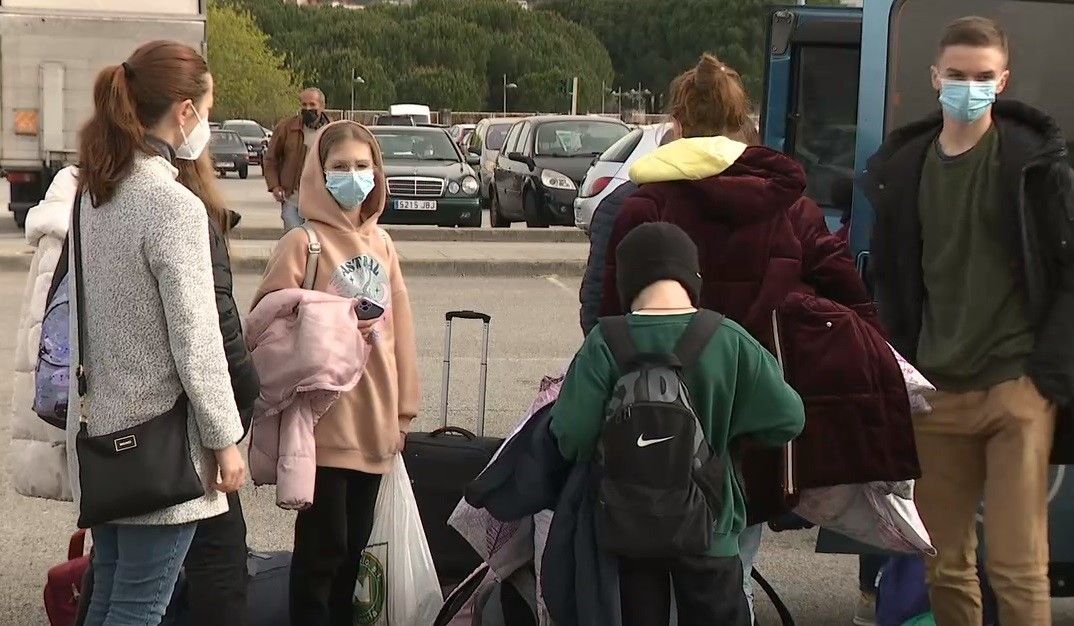 Llega a Vilagarcía el autobús con 31 personas refugiadas fletado por la asociación Galucrania