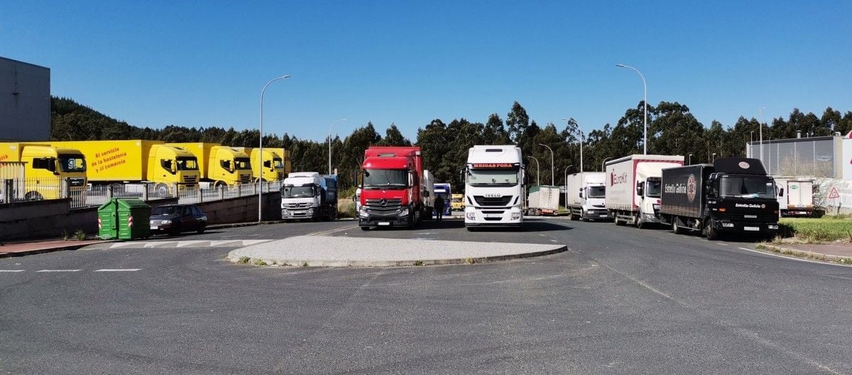 Camiones parados y con ruedas pinchadas en O Campiño por la huelga del transporte