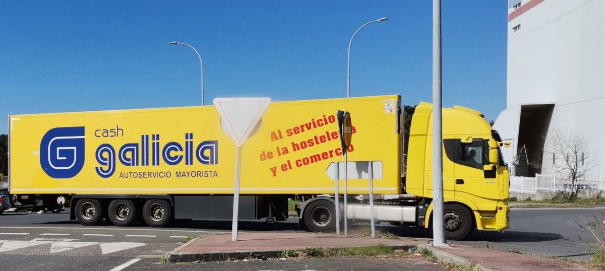 Un camión de transporte que opera en el parque empresarial de O Campiño