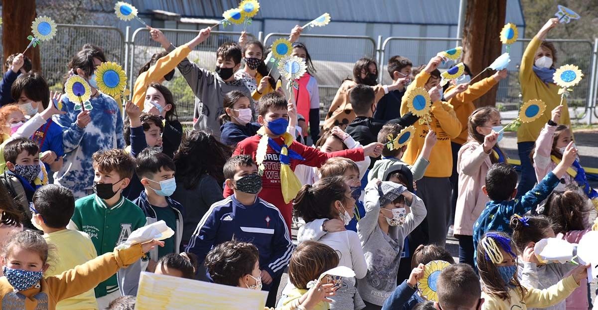 Concentración contra la guerra en Ucrania en los colegios de Cerdedo-Cotobade