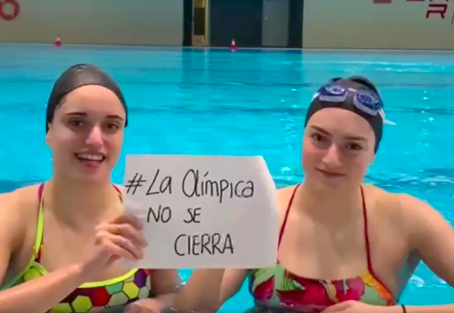 Vídeo das nadadoras da selección nacional Mireia Hernández e Cristina Arambula contra o peche da piscina olímpica