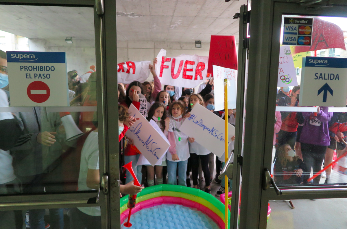 Protesta en el Complejo Deportivo Rías do Sur por el cierre de la piscina olímpica